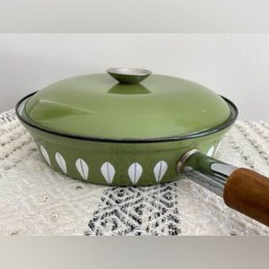 CATHRINEHOLM ENEMEL 10.5”PAN
Avocado- green ~white  Made in Norway